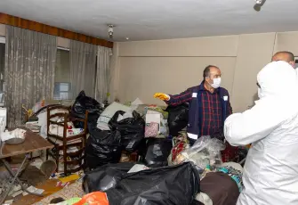 Evin içinden 4 kamyon atık çıktı