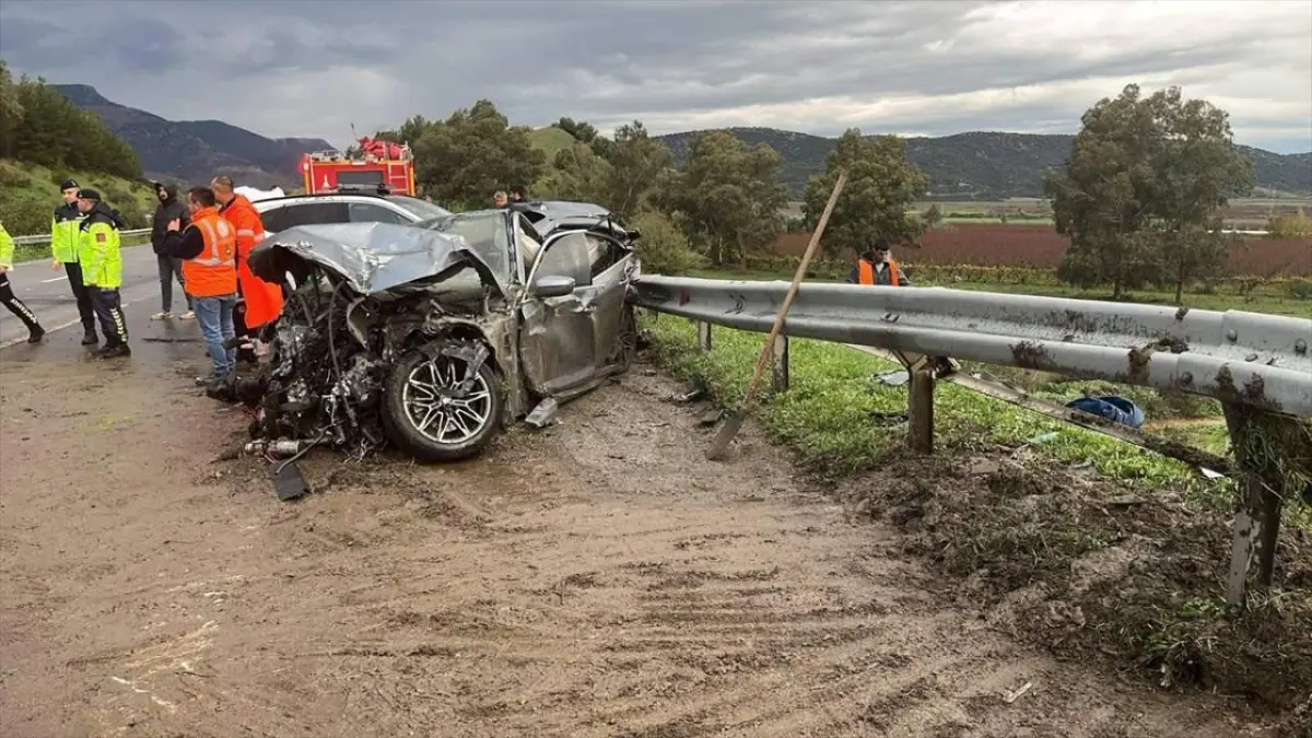 İzmir’de zincirleme trafik kazası: Çekici beş aracı biçti! 2’si jandarma 4 kişi yaralandı haberinin görseli