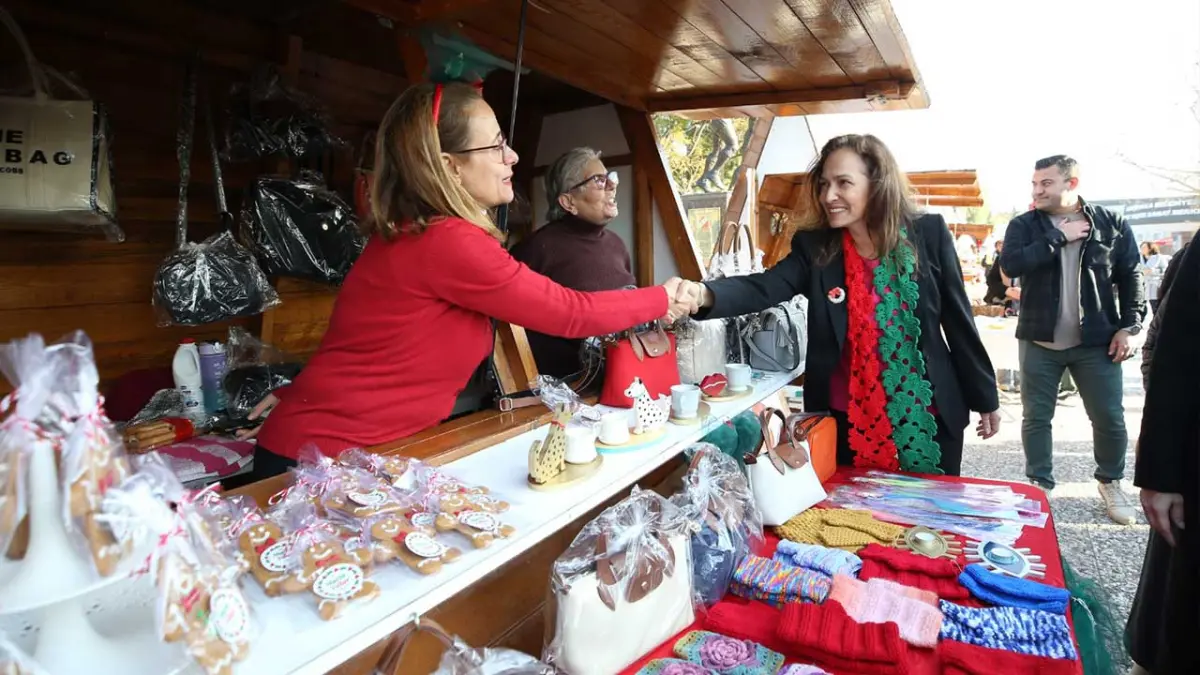 Karşıyaka’da yılbaşı heyecanı başlıyor: Işıltılı şenlik 13 Aralık’ta açılıyor haberinin görseli