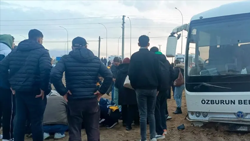 Öğrenci servisi kamyonetle çarpıştı: Çok sayıda yaralı var haberinin görseli