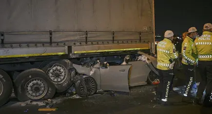 Başkentte otomobil TIR’a çarptı: 2 ölü, 1 ağır yaralı
