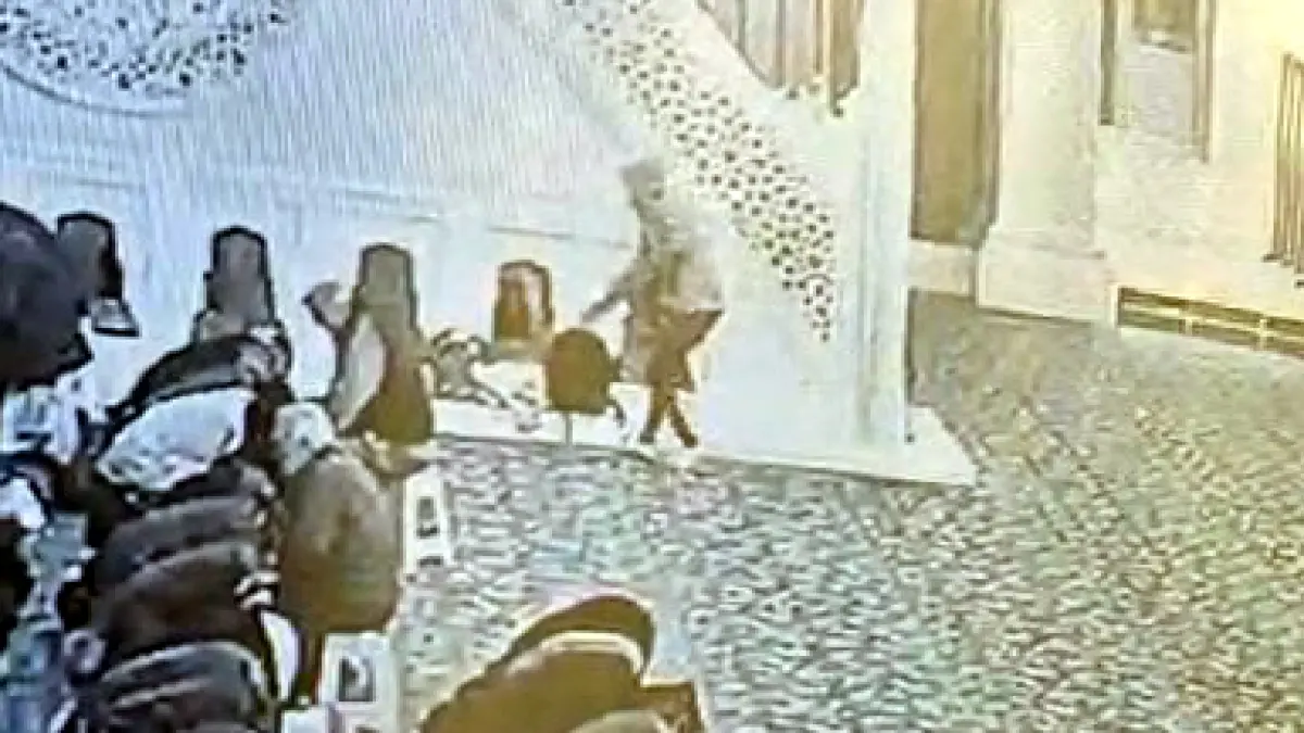 Camiye gelen şüpheli, namaz sırasında iki kişinin çantasını çaldı haberinin görseli