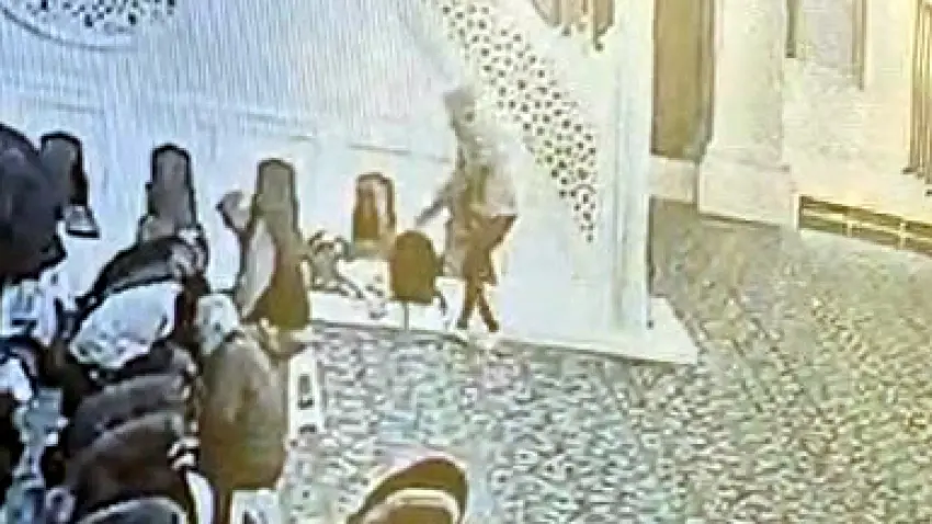 Camiye gelen şüpheli, namaz sırasında iki kişinin çantasını çaldı haberinin görseli