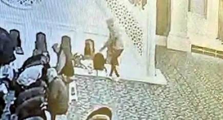Camiye gelen şüpheli, namaz sırasında iki kişinin çantasını çaldı