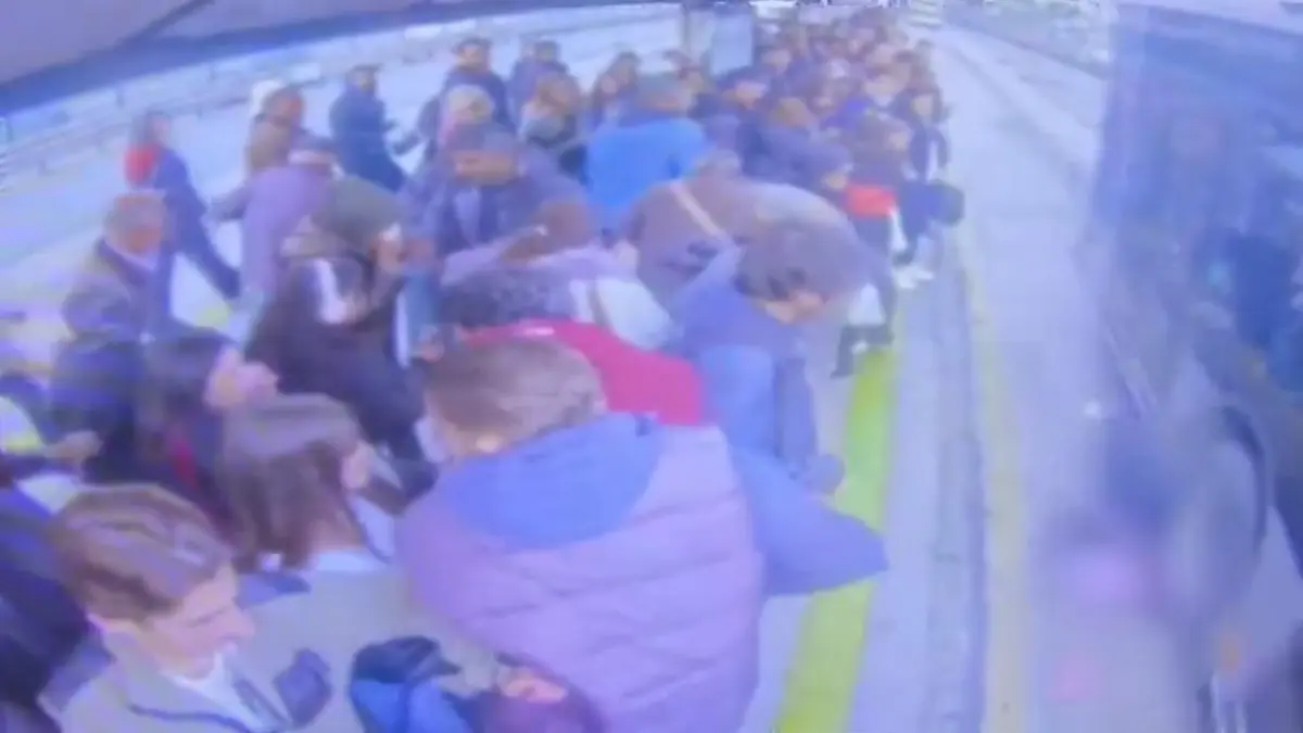 Cevizlibağ'da metrobüs kazası: Baygınlık geçirerek düşen 14 yaşındaki kıza metrobüs çarptı haberinin görseli