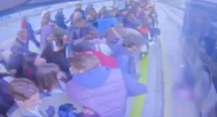 Cevizlibağ'da metrobüs kazası: Baygınlık geçirerek düşen 14 yaşındaki kıza metrobüs çarptı