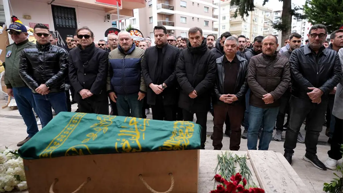 Feyyaz Uçar’ın torunu Can Arbay İzmir’de son yolculuğuna uğurlandı haberinin görseli