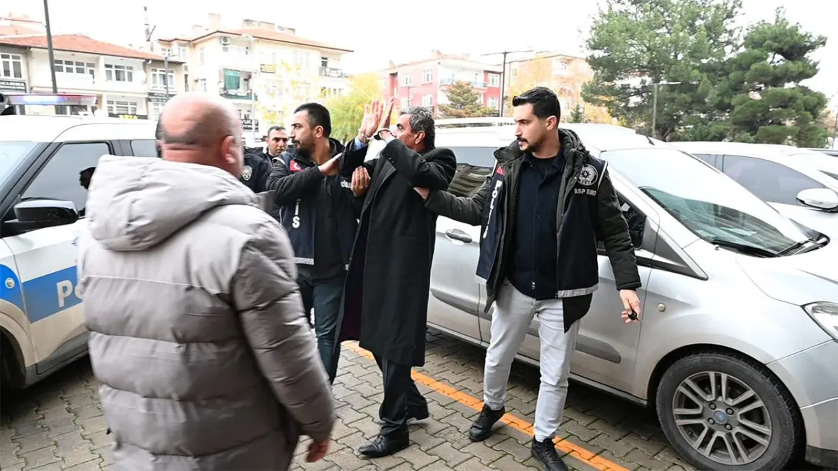 Gelinini tabancayla yaralayıp, onun kız kardeşini öldüren kayınpeder tutuklandı haberinin görseli