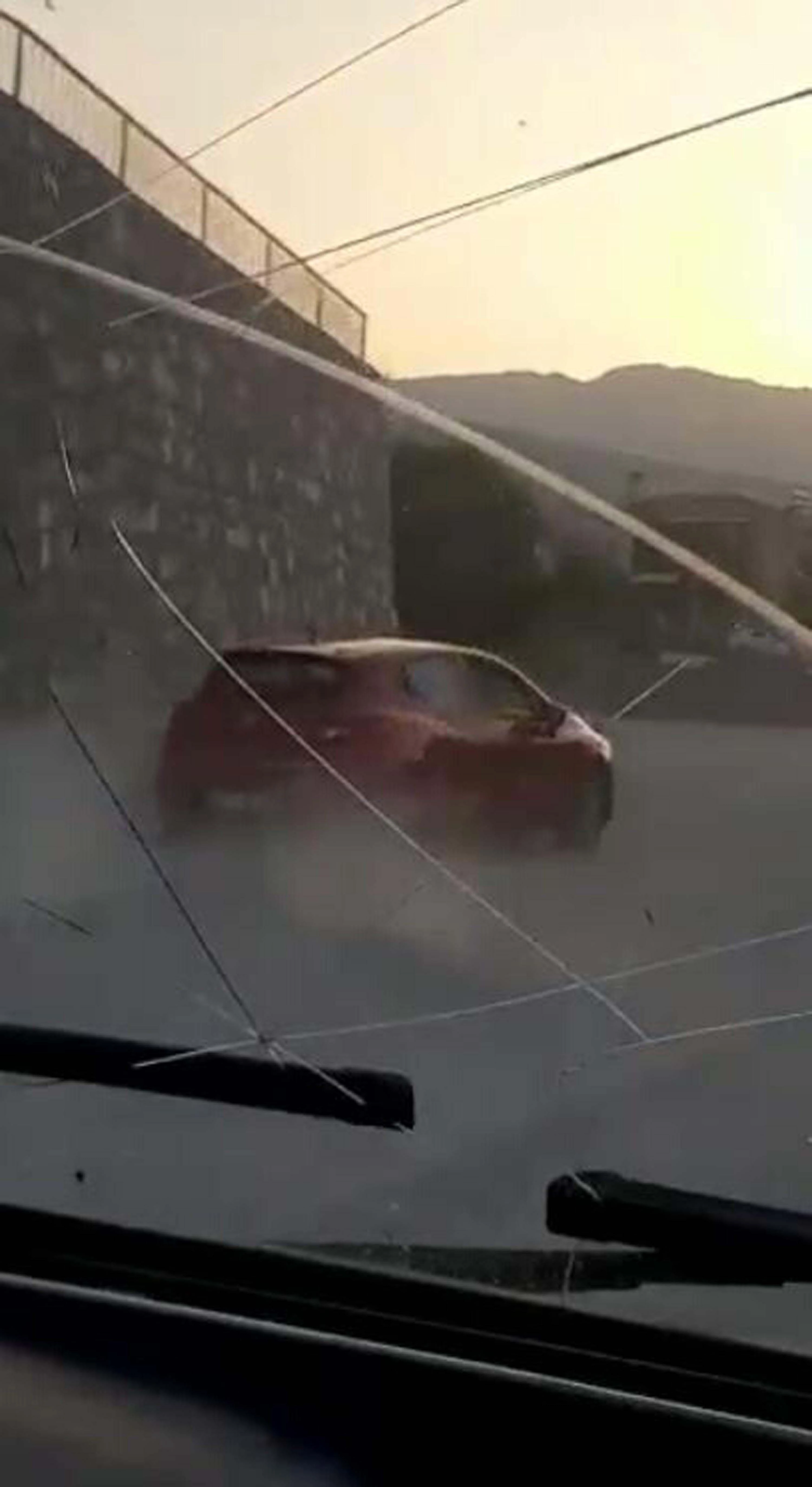 Kaza yapan alkollü sürücünün tehlikeli manevra görüntüleri ortaya çıktı başlıklı video haberin görseli