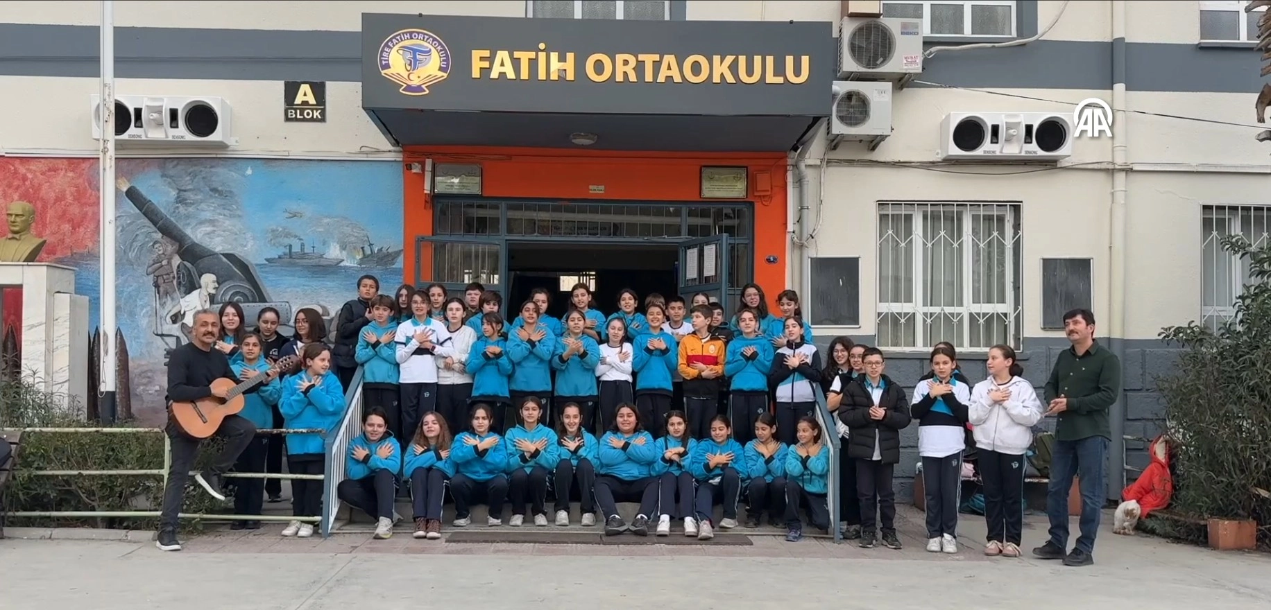 Müzik öğretmeni bestelediği şarkıyla öğrencilerine organ bağışı bilinci aşılıyor başlıklı video haberin görseli