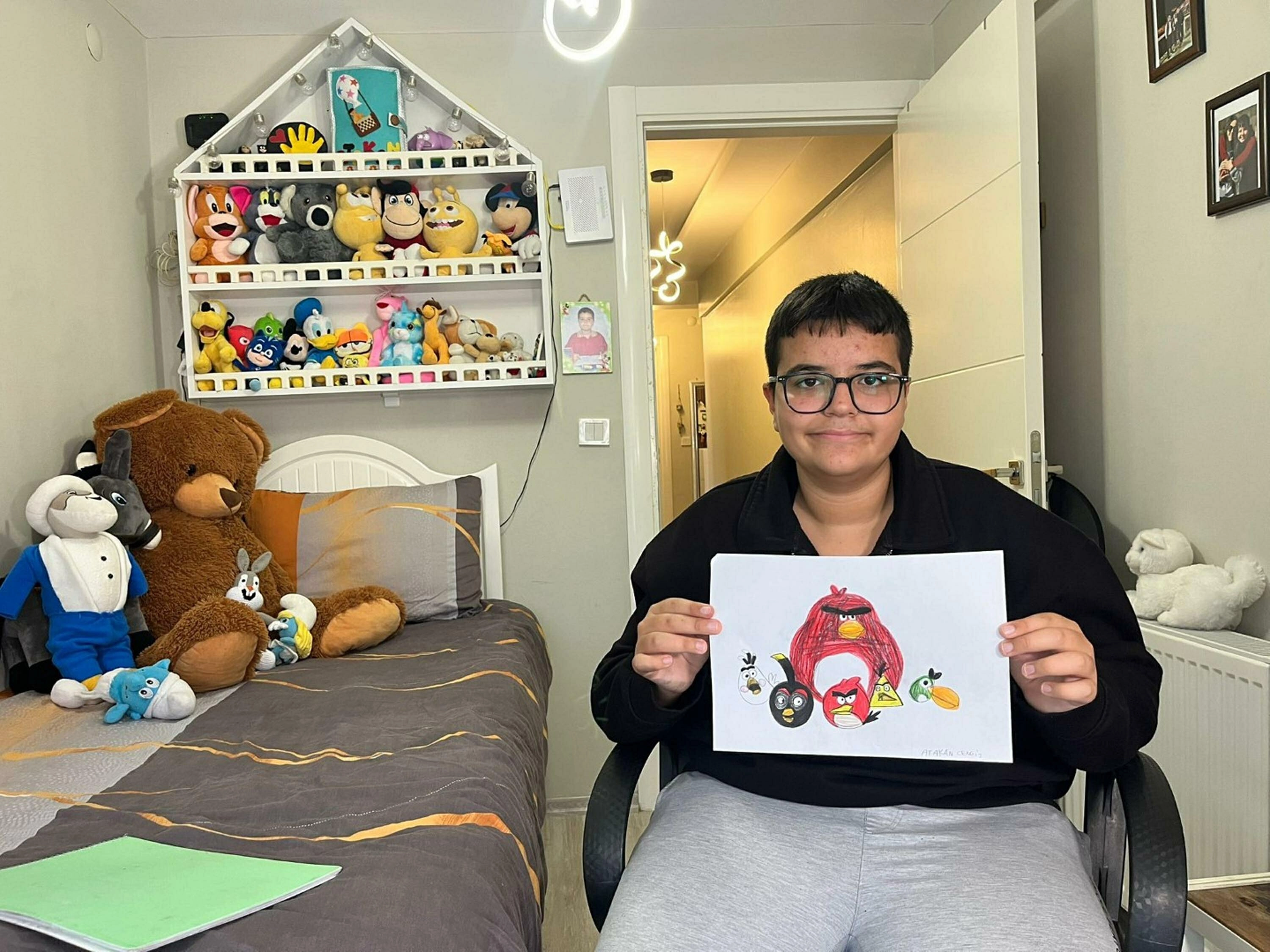 Özel gereksinimli Atakan&#039;ın hafızası, karikatür yeteneğiyle birleşti başlıklı video haberin görseli