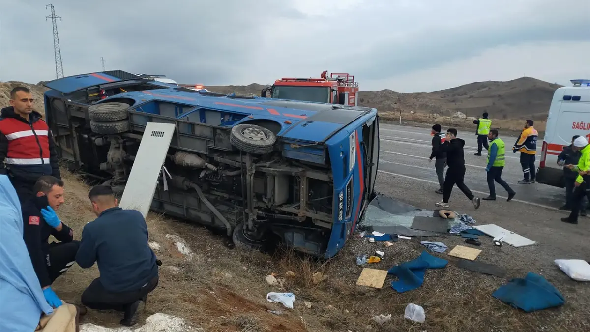 Sivas’ta kaza: Cezaevi nakil aracı devrildi haberinin görseli