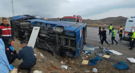 Sivas’ta kaza: Cezaevi nakil aracı devrildi