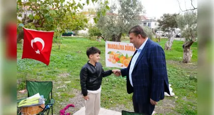 9 yaşındaki Ferit’in Mandalina standı iyiliğe dönüştü