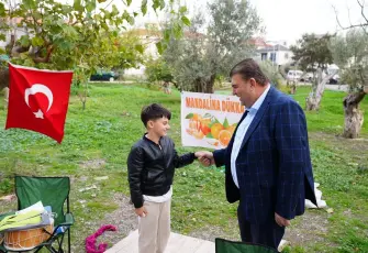 9 yaşındaki Ferit’in Mandalina standı iyiliğe dönüştü