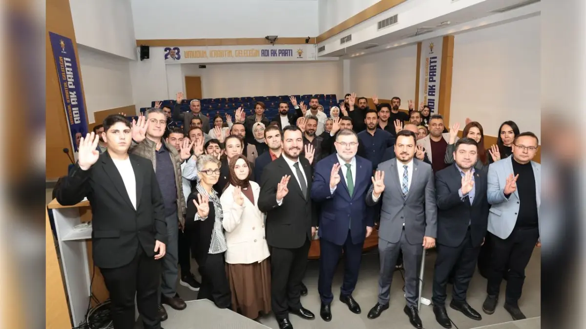 AK Parti İzmir’de 3 Kademe Tanıtım ve Medya Eğitimi düzenlendi haberinin görseli