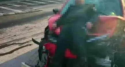 Akıllara durgunluk veren olay! Önce polise çarptı sonra fotoğrafını çekip kayıplara karıştı