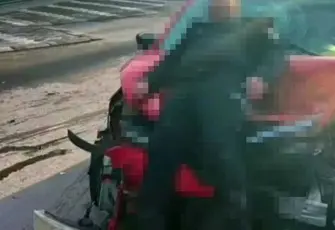 Akıllara durgunluk veren olay! Önce polise çarptı sonra fotoğrafını çekip kayıplara karıştı