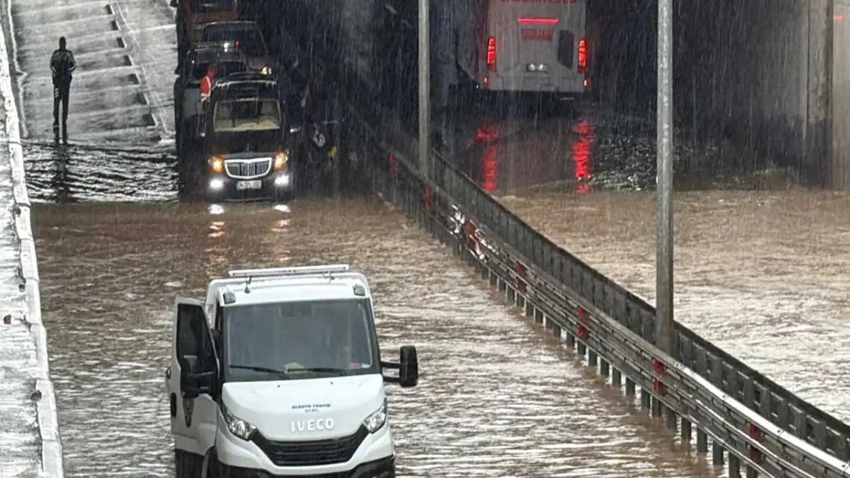Alanya'daki su dolu alt geçitte korku dolu anlar: 8 kişi son anda kurtarıldı haberinin görseli