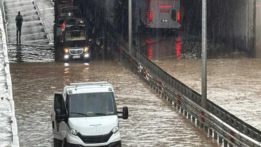 Alanya'daki su dolu alt geçitte korku dolu anlar: 8 kişi son anda kurtarıldı