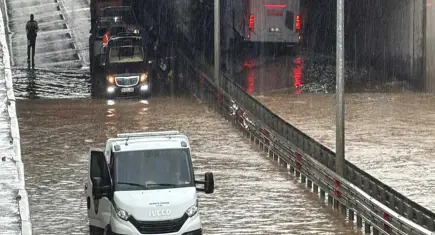 Alanya'daki su dolu alt geçitte korku dolu anlar: 8 kişi son anda kurtarıldı