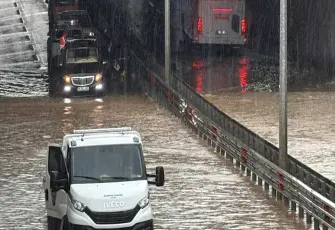 Alanya'daki su dolu alt geçitte korku dolu anlar: 8 kişi son anda kurtarıldı