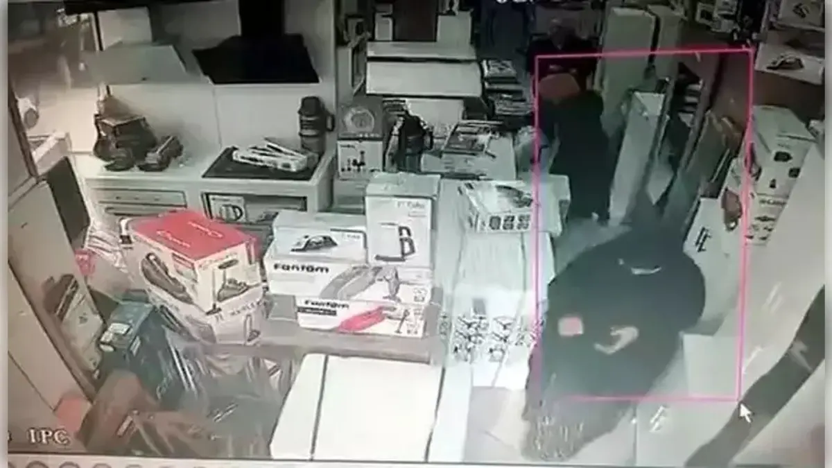Avcılar’da hırsızlık kameraya yansıdı: Saç düzleştiriciyi kıyafetine gizledi haberinin görseli