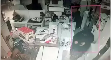 Avcılar’da hırsızlık kameraya yansıdı: Saç düzleştiriciyi kıyafetine gizledi