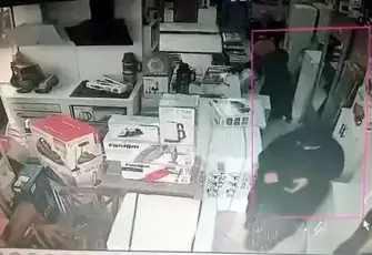 Avcılar’da hırsızlık kameraya yansıdı: Saç düzleştiriciyi kıyafetine gizledi
