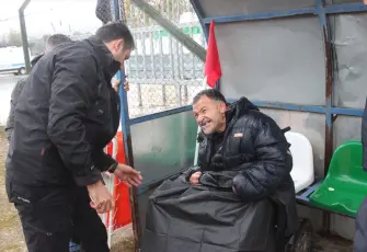 Beydağ’da engelli vatandaşı yağmurdan polis korudu