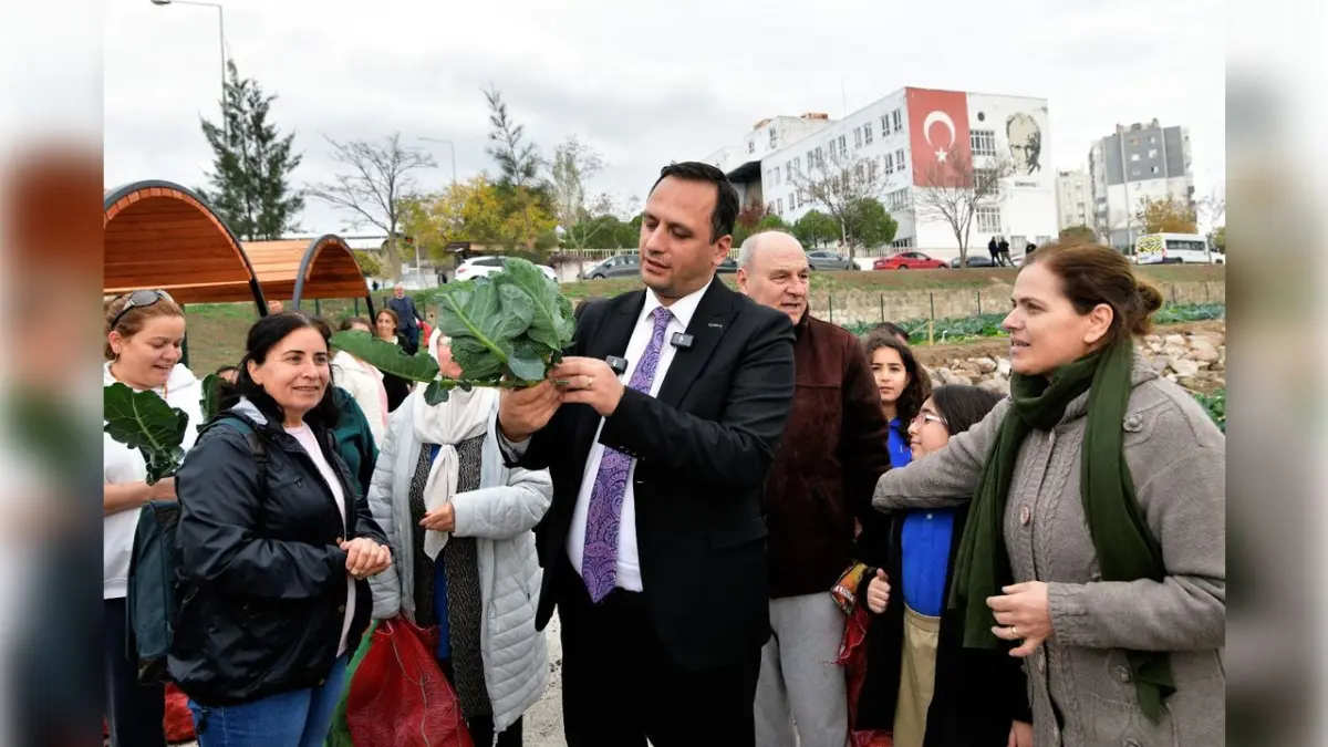 Bornova’nın kent bostanlarında bereketli kış hasadı haberinin görseli