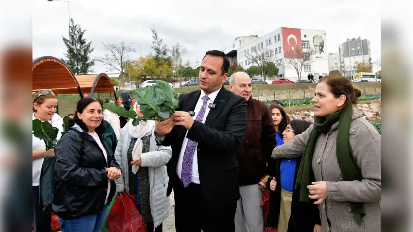 Bornova’nın kent bostanlarında bereketli kış hasadı