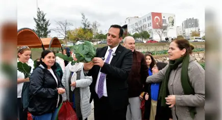 Bornova’nın kent bostanlarında bereketli kış hasadı