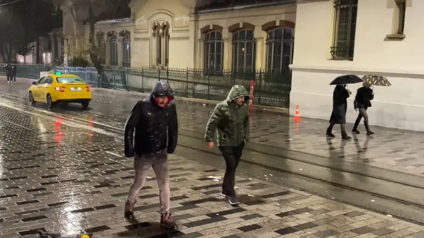 İstanbul’da geceden beri süren sağanak kenti olumsuz etkiledi