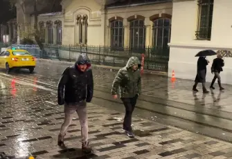 İstanbul’da geceden beri süren sağanak kenti olumsuz etkiledi