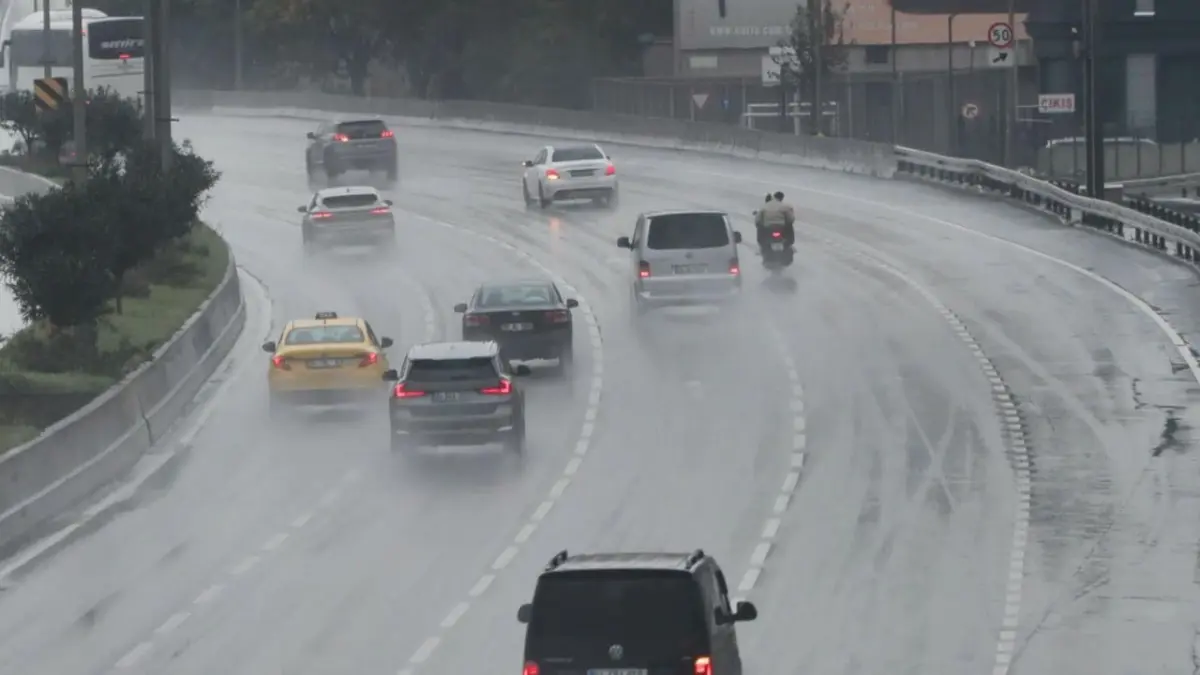 İstanbul’da sağanak sonrası caddeler göle döndü haberinin görseli