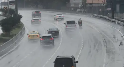 İstanbul’da sağanak sonrası caddeler göle döndü