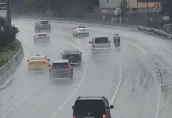 İstanbul’da sağanak sonrası caddeler göle döndü