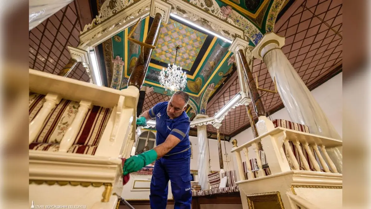 İzmir’de ibadethanelere 13 yıldır süren temizlik hizmeti haberinin görseli