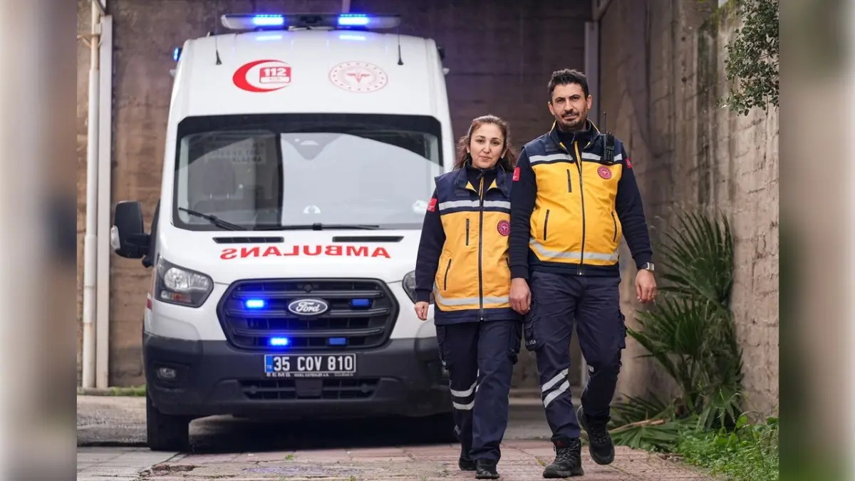 İzmir’de sağlıkçı eşler 8 yıldır aynı ambulansta hayat kurtarıyor haberinin görseli