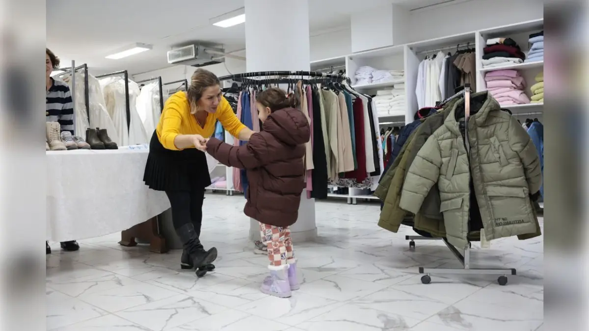 Konak’ta dayanışma sürüyor: Giysi market kışa hazır haberinin görseli