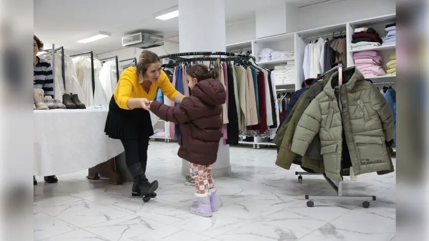 Konak’ta dayanışma sürüyor: Giysi market kışa hazır