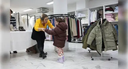 Konak’ta dayanışma sürüyor: Giysi market kışa hazır