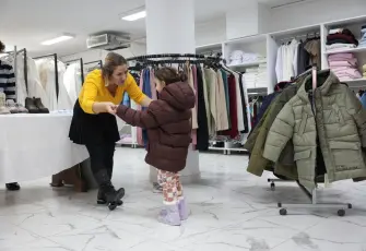 Konak’ta dayanışma sürüyor: Giysi market kışa hazır