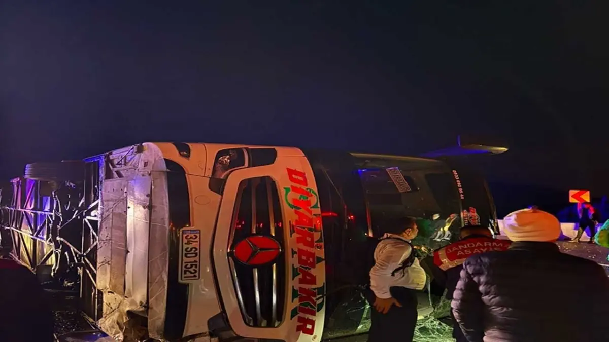 Osmaniye'de yağış felaketi: Yolcu otobüsü devrildi, 3 kişi yaralandı haberinin görseli