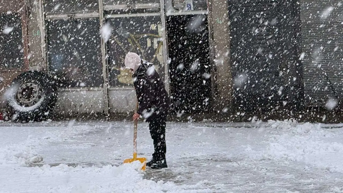 Van'a kış erken geldi: Sağanak yerini kara bıra haberinin görseli