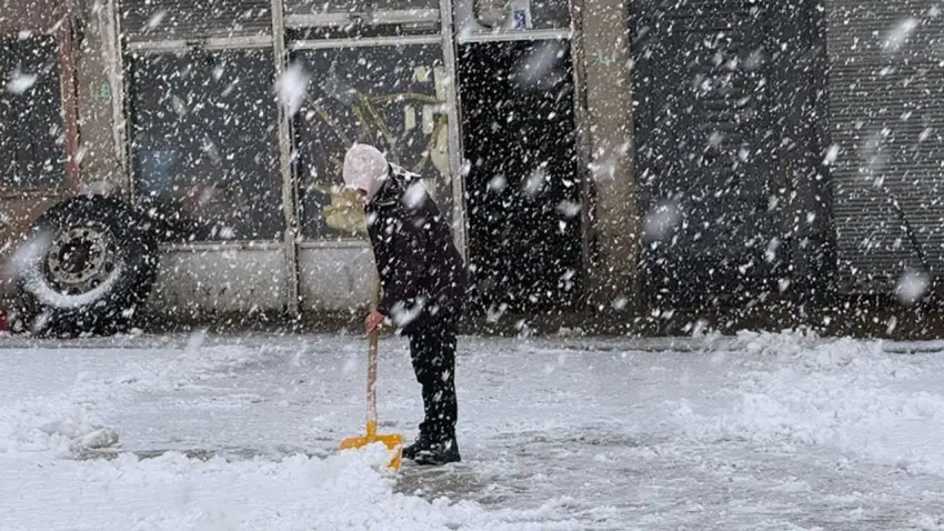 Van'a kış erken geldi: Sağanak yerini kara bıra haberinin görseli