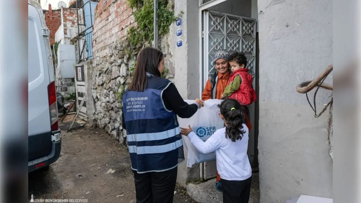 Zorlu kış koşullarında İzmir Büyükşehir’den büyük destek haberinin görseli