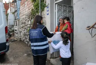 Zorlu kış koşullarında İzmir Büyükşehir’den büyük destek