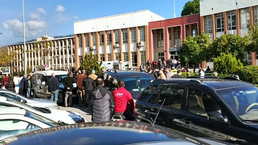 Adliye önünde boşanma aşamasındaki eşini defalarca bıçakladı haberinin görseli